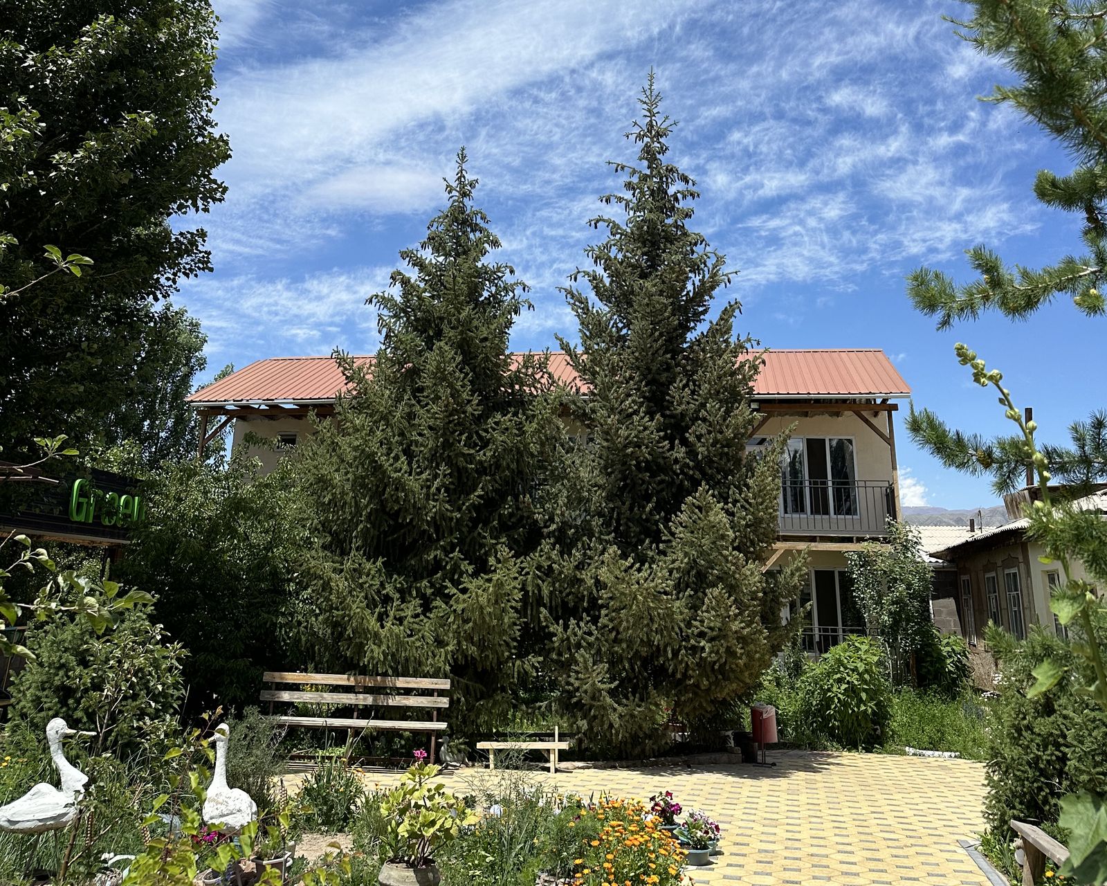 Ilgiz's guesthouse in Kochkor, with a garden courtyard
