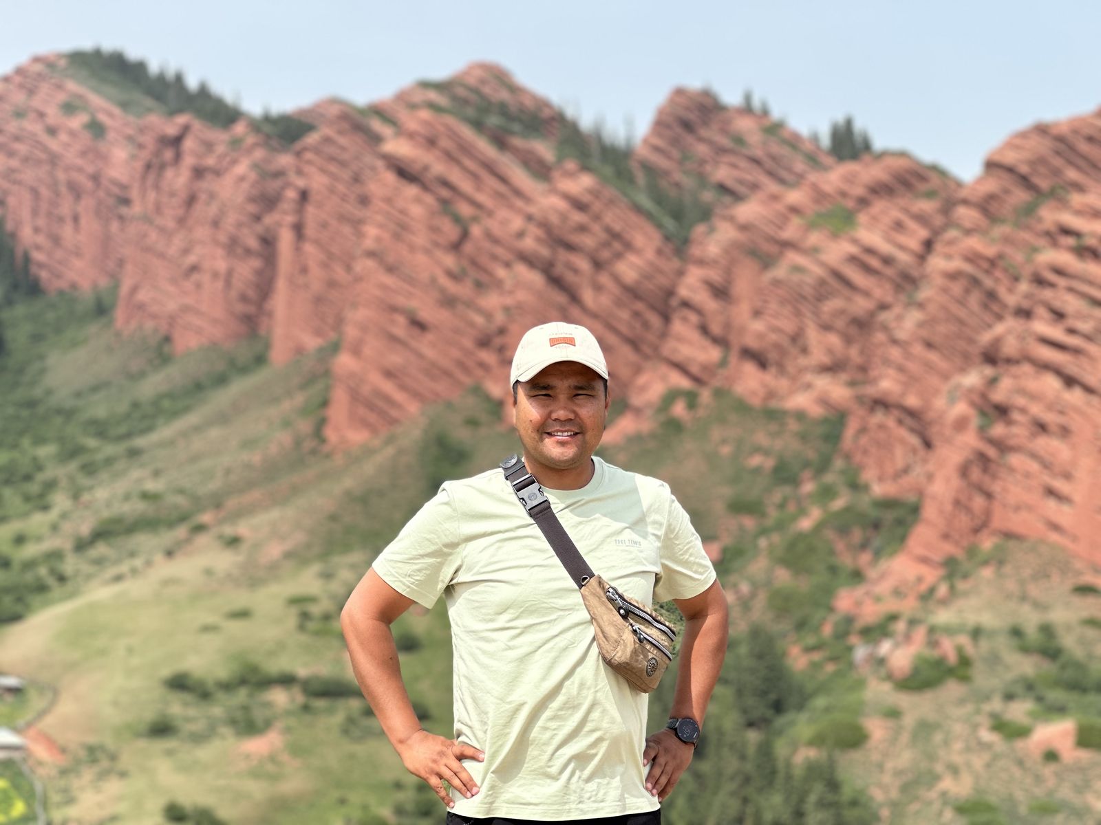 Ilgiz, founder and lead guide, at the Jeti-Oguz red rocks