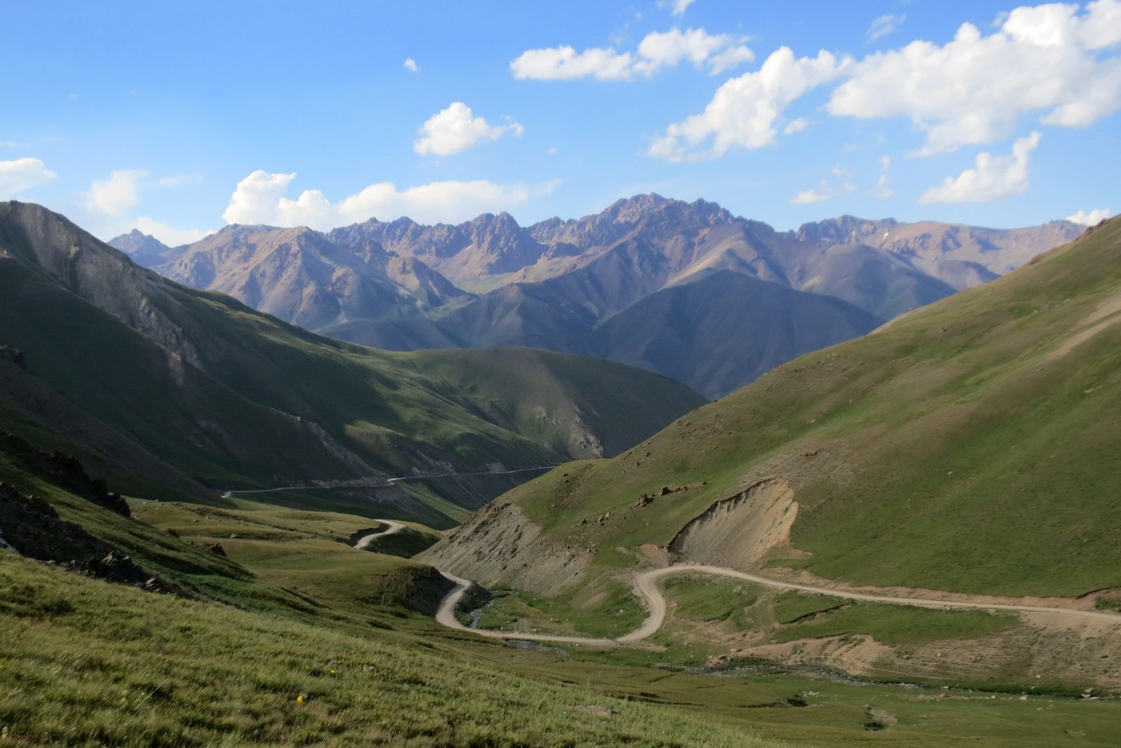Gravel switchbacks climbing towards the Kalmak-Ashuu pass